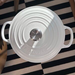 Le Creuset Matte White Signature Round Dutch Oven #22 3.5 Quart